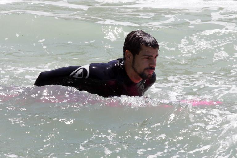 Cauã Reymond surfa na Prainha no Recreio dos Bandeirantes, no Rio de Janeiro