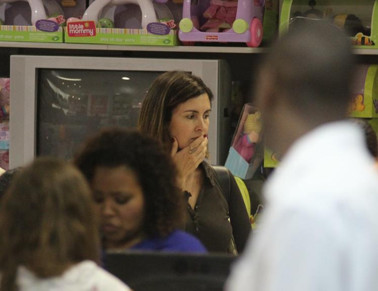 Fátima Bernardes faz compras com as gêmeas Beatriz e Laura