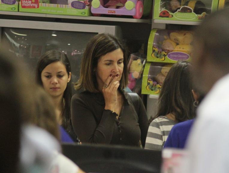 Fátima Bernardes faz compras com as gêmeas Beatriz e Laura