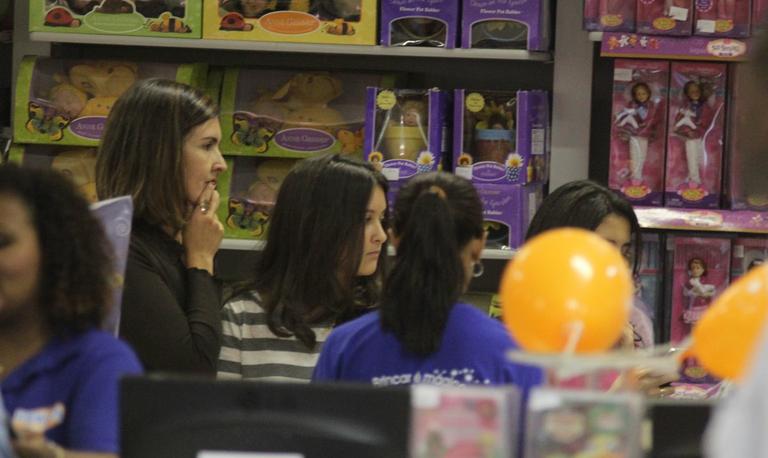 Fátima Bernardes faz compras com as gêmeas Beatriz e Laura