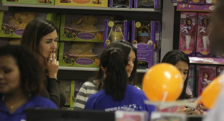 Fátima Bernardes faz compras com as gêmeas Beatriz e Laura