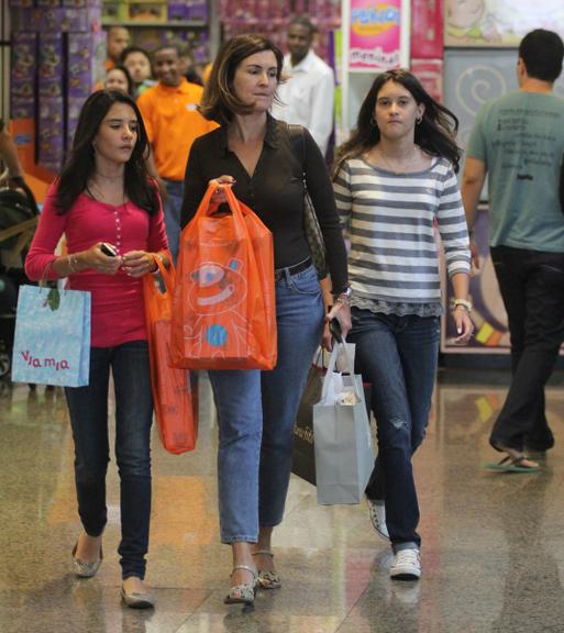 Fátima Bernardes faz compras com as gêmeas Beatriz e Laura