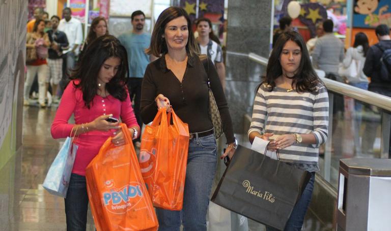 Fátima Bernardes faz compras com as gêmeas Beatriz e Laura