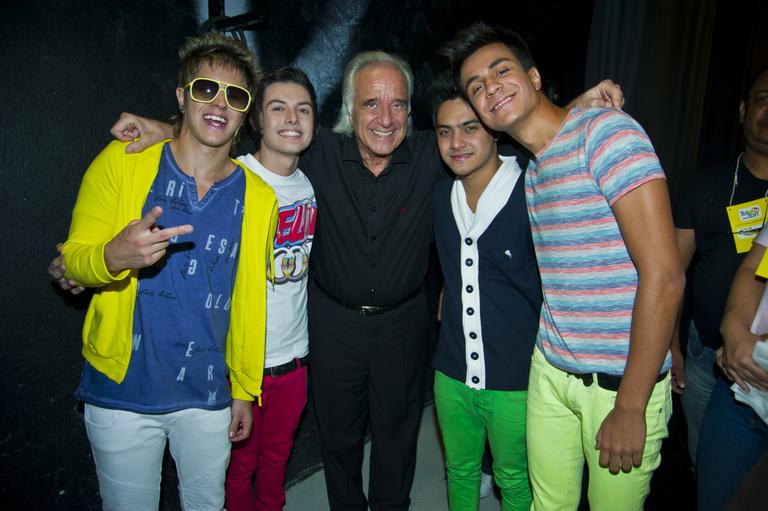 João Carlos Martins e a banda Restart nos bastidores do Teleton 2011