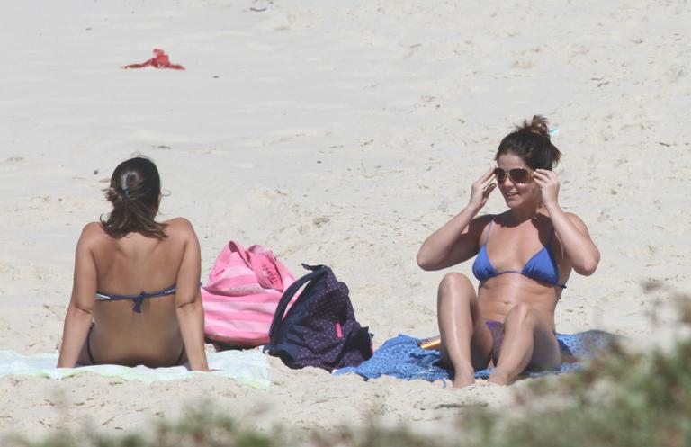 Samara Felippo em dia na praia