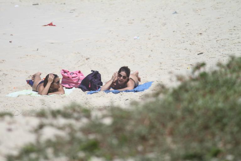 Samara Felippo em dia na praia