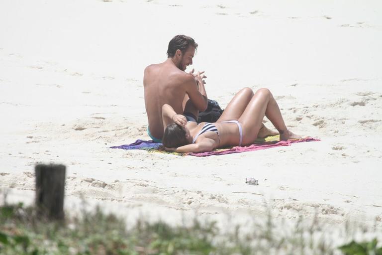 Priscila Fantin e Renan Abreu em dia na praia