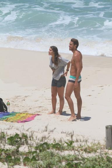 Priscila Fantin e Renan Abreu em dia na praia