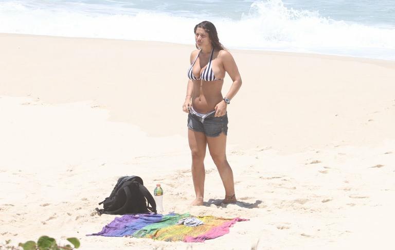 Priscila Fantin em dia na praia