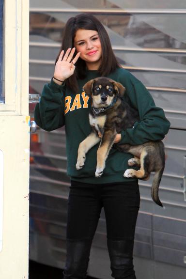 Selena Gomez com o cachorro Bailer, adotado por ela e Justin Bieber