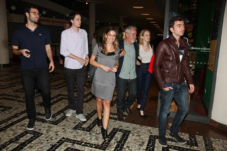 Mariana Ximenes e Lucas Mello com amigos