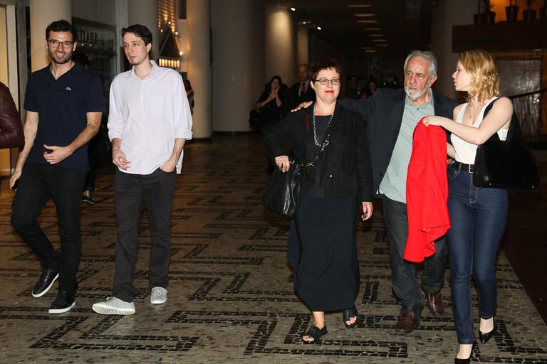 Mariana Ximenes e Lucas Mello com amigos