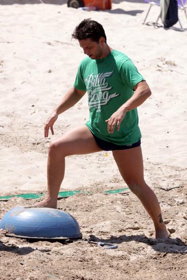 Mario Frias faz exercícios na praia da Barra da Tijuca