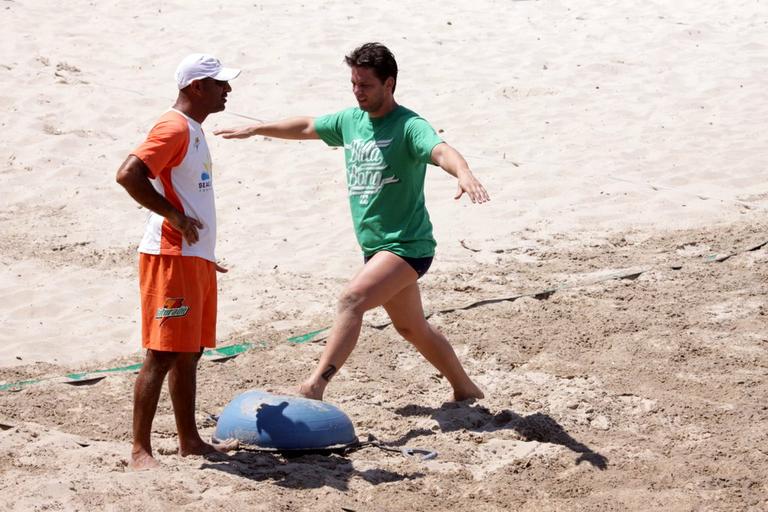 Mario Frias faz exercícios na praia da Barra da Tijuca