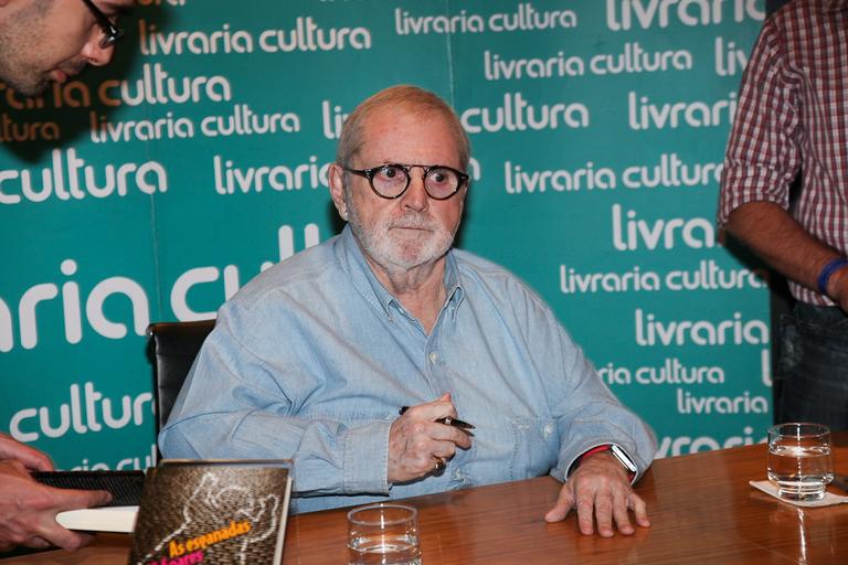 Jô Soares autografa seu novo livro, 'As Esganadas'