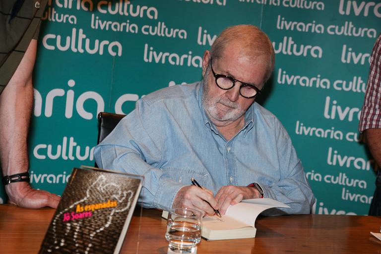 Jô Soares autografa seu novo livro, 'As Esganadas'