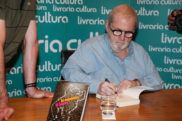 Jô Soares autografa seu novo livro, 'As Esganadas'