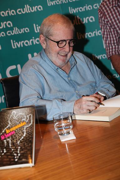 Jô Soares autografa seu novo livro, 'As Esganadas'