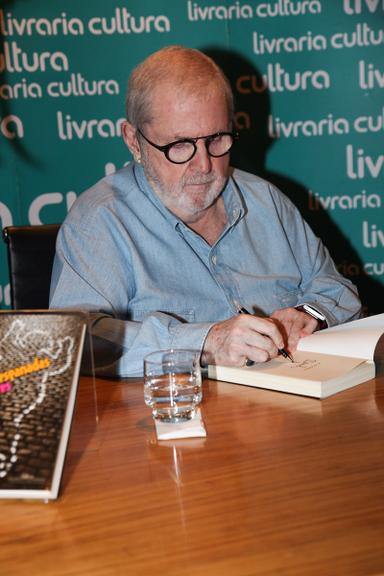 Jô Soares autografa seu novo livro, 'As Esganadas'