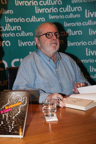 Jô Soares autografa seu novo livro, 'As Esganadas'