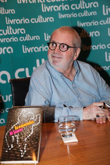 Jô Soares autografa seu novo livro, 'As Esganadas'