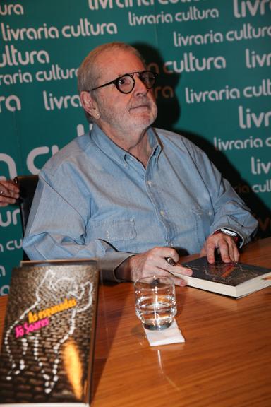 Jô Soares autografa seu novo livro, 'As Esganadas'