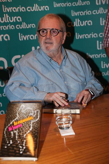 Jô Soares autografa seu novo livro, 'As Esganadas'