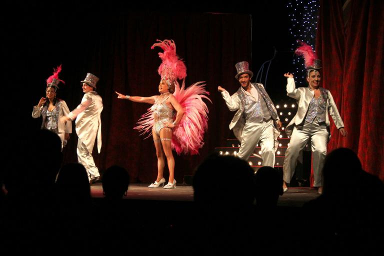 Teatro: 'Tango, bolero e cha cha cha'