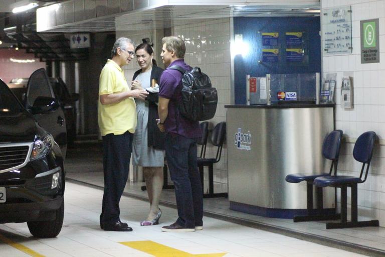 Lilia Cabral janta com o marido e Edson Celulari