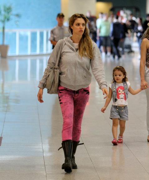 Fernanda Lima pelo Aeroporto Santos Dumont, no Rio de Janeiro