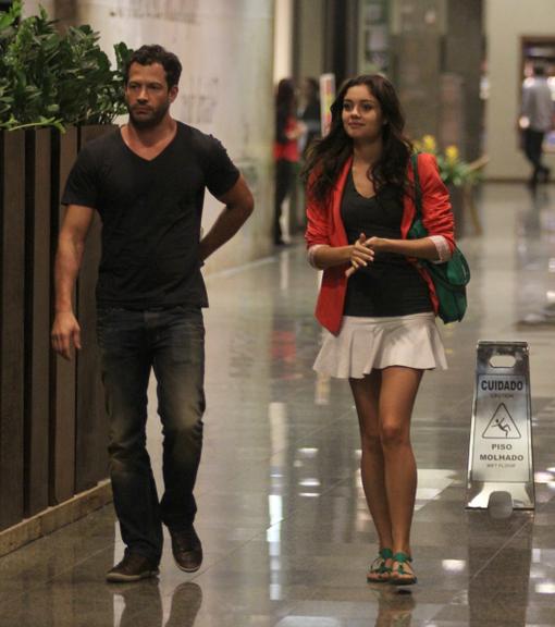 Malvino Salvador e Sophie Charlotte passeiam em shopping carioca