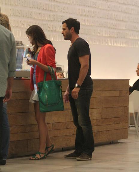 Malvino Salvador e Sophie Charlotte passeiam em shopping carioca