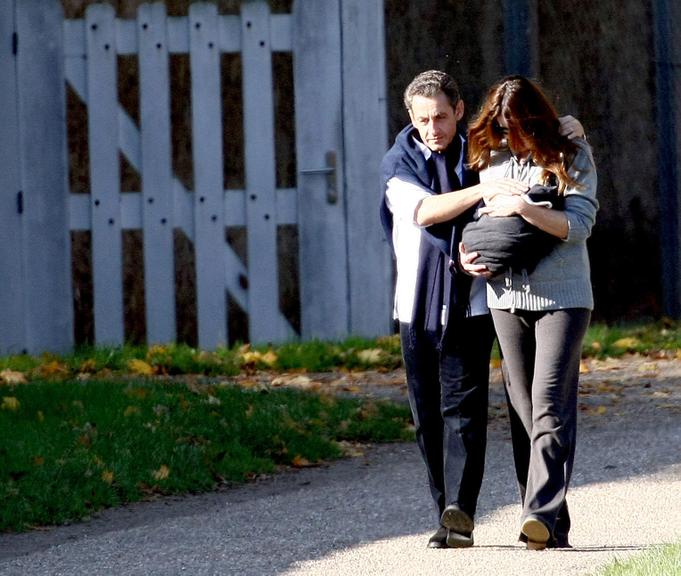 Carla Bruni e Nicolas Sarkozi passeiam com a pequena Giulia pelo Palácio de Versalhes