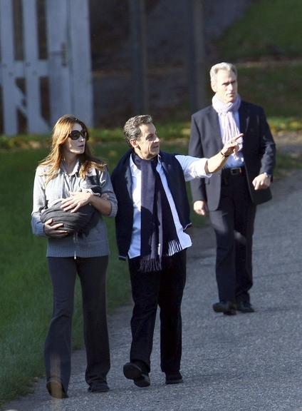 Carla Bruni e Nicolas Sarkozi passeiam com a pequena Giulia pelo Palácio de Versalhes