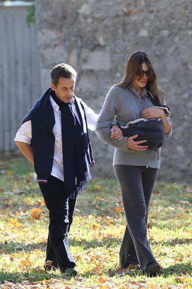 Carla Bruni e Nicolas Sarkozi passeiam com a pequena Giulia pelo Palácio de Versalhes