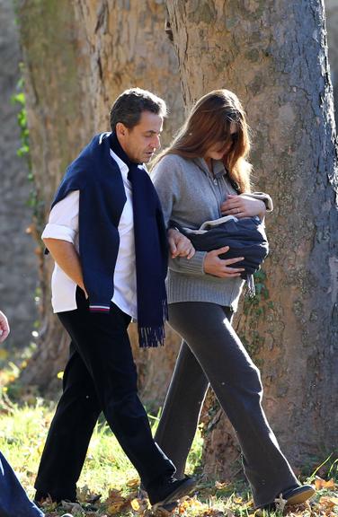 Carla Bruni e Nicolas Sarkozi passeiam com a pequena Giulia pelo Palácio de Versalhes