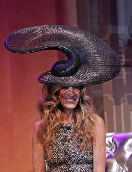 Sarah Jessica Parker vai com um Philip Treacy para um evento