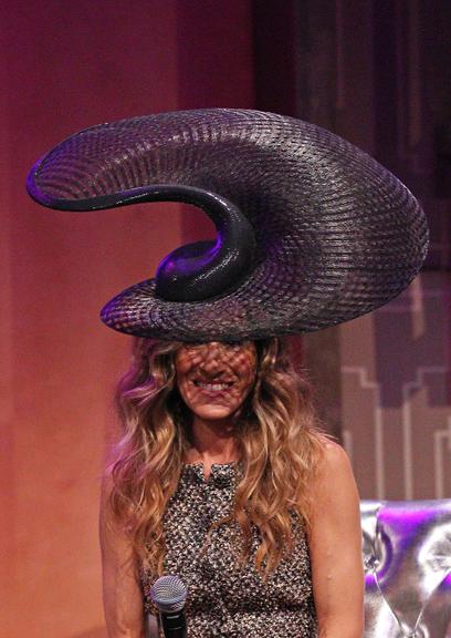 Sarah Jessica Parker vai com um Philip Treacy para um evento