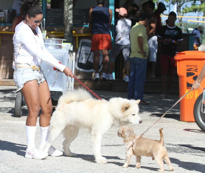 Adriana Bombom passeia com seu akita