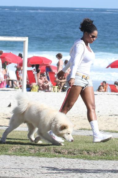 Adriana Bombom passeia com seu akita na orla da Barra da Tijuca