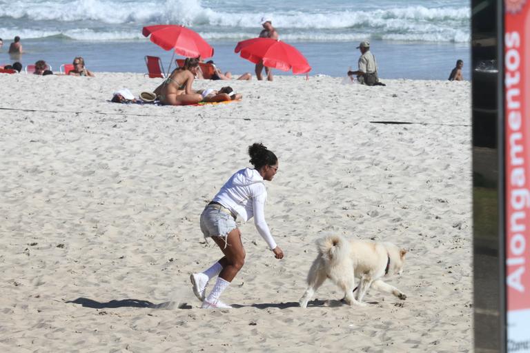 Adriana Bombom passeia com seu akita na orla da Barra da Tijuca