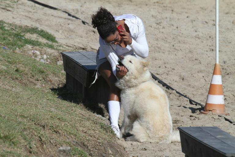 Adriana Bombom passeia com seu akita na orla da Barra da Tijuca