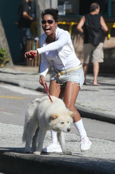 Adriana Bombom passeia com seu akita na orla da Barra da Tijuca