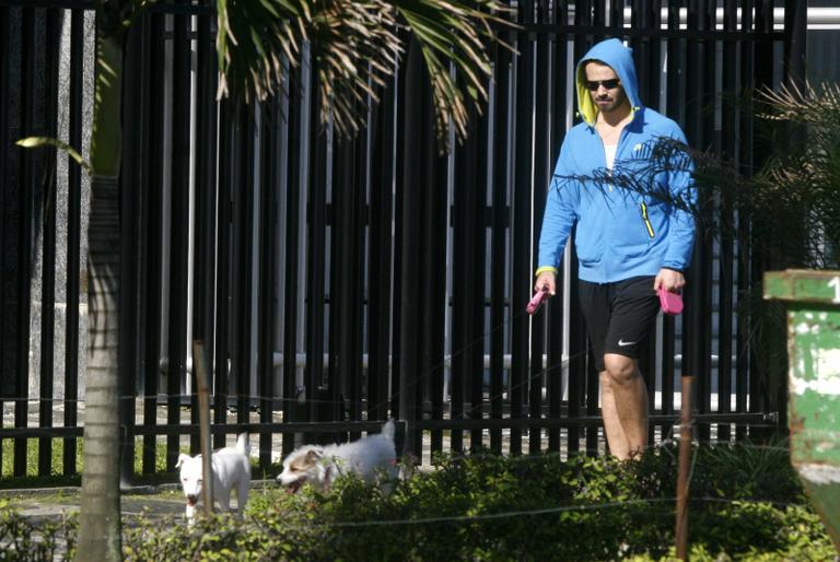 Carmo Dalla Vecchia passeia com seus cachorros 