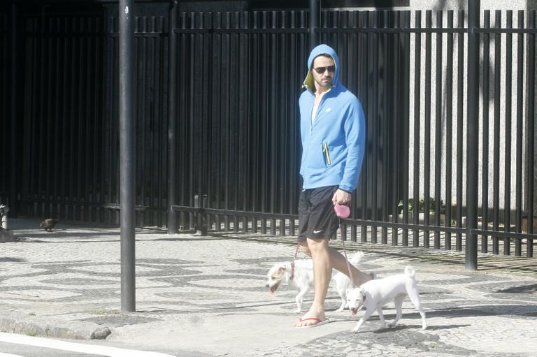 Carmo Dalla Vecchia passeia com seus cachorros 