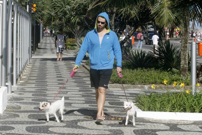 Carmo Dalla Vecchia passeia com seus cachorros 