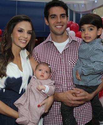 Caroline Celico e Kaká com os pequenos Isabella e Luca