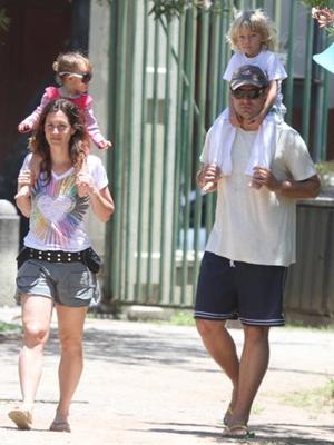 Thiago Lacerda e Vanessa Lóes com Cora e Gael