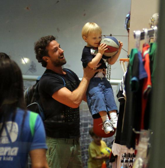 Carlos Bonow brinca com o filho em shopping no Rio de Janeiro