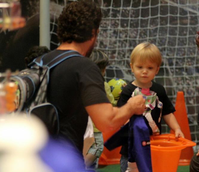 Carlos Bonow brinca com o filho em shopping no Rio de Janeiro